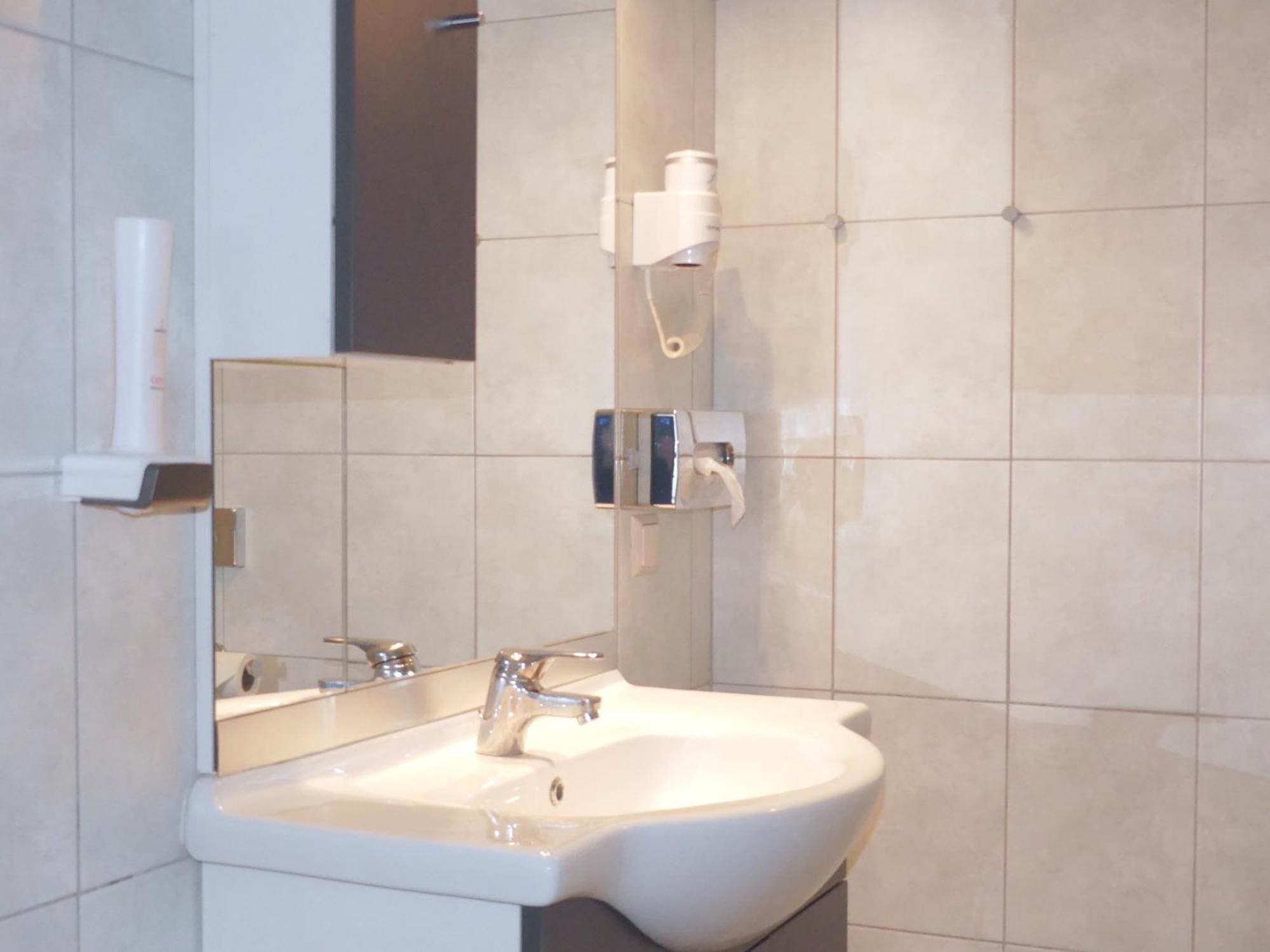 Das Reinisch Just Rooms Schwechat Extérieur photo
