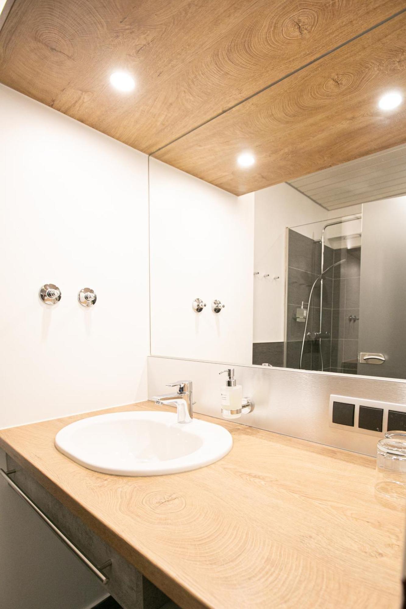 Das Reinisch Just Rooms Schwechat Extérieur photo