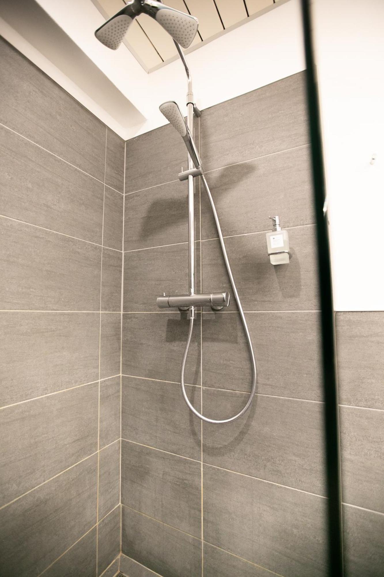 Das Reinisch Just Rooms Schwechat Extérieur photo
